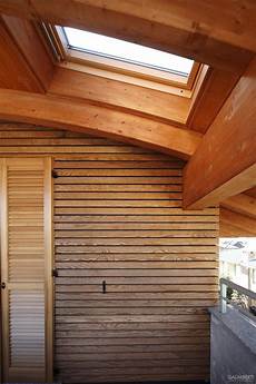parete rivestita in legno particolare tetto curvo in legno con lucernario velux e parete rivestita in legno particolare tetto curvo in legno con lucernario velux e