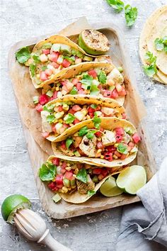 Tacos di pesce con salsa di anguria, mais e melone - Mangio quindi Sono | Ricetta | Tacos di pesce, Idee alimentari, Fotografia di cibi