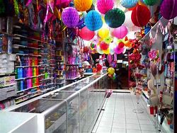 Image result for Pared De Accesorios En Tienda Levi's