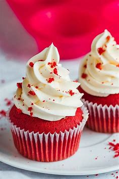 Red Velvet Cupcakes - Klassisches Rezept mit Frischkäse-Frosting | Die besten Backrezepte mit Gelinggarantie | Rezept | Cupcake rezepte einfach, Kuchen und torten rezepte, Backrezepte