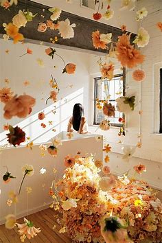 Installation de fleurs suspendues personnalisées décoration - Etsy France en 2023 | Fleurs suspendues, Installation de fleurs, Décoration intérieure