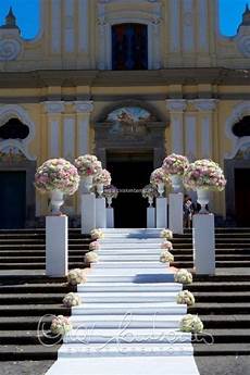 tappeto matrimonio chiesa romantiche composizione floreali incorniciano l ingresso tappeto matrimonio chiesa romantiche composizione floreali incorniciano l ingresso