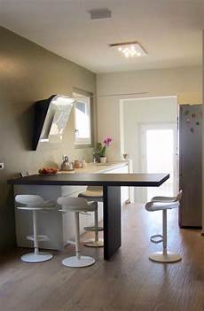 sgabelli per penisola cucina con penisola e sala da pranzo in residenza a sgabelli per penisola cucina con penisola e sala da pranzo in residenza a