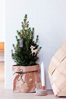 piedistallo per albero di natale 22 minimalist and modern tree d 233 cor ideas digsdigs piedistallo per albero di natale 22 minimalist and modern tree d 233 cor ideas digsdigs