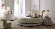 da letto con letto rotondo letto rotondo di lusso imbottito e rivestito in pelle o da letto con letto rotondo letto rotondo di lusso imbottito e rivestito in pelle o