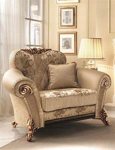 poltrone di lusso poltrona morbida con decori dorati ricca ed elegante poltrone di lusso poltrona morbida con decori dorati ricca ed elegante