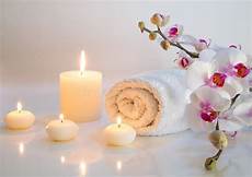 candele bagno preparazione per il bagno nel bianco con gli asciugamani candele bagno preparazione per il bagno nel bianco con gli asciugamani