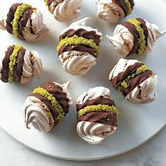 Chocolate and pistachio meringues | Easy food gifts - Red Online