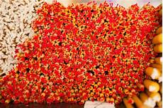 candele piccole candele rosse grandi e piccole immagine stock immagine candele piccole candele rosse grandi e piccole immagine stock immagine