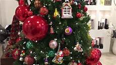 piedistallo per albero di natale da parigi le sfere giganti rosse per addobbare l albero di piedistallo per albero di natale da parigi le sfere giganti rosse per addobbare l albero di