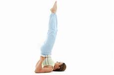 posizione candela sarvangasana benefici della posizione sulle spalle posizione candela sarvangasana benefici della posizione sulle spalle
