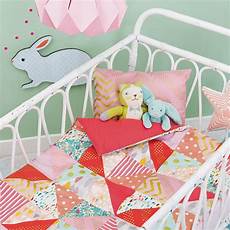 patchwork bebe une couverture en patchwork et petit coussin patchwork bebe une couverture en patchwork et petit coussin