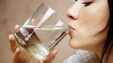 bere acqua di rubinetto acqua rubinetto o acqua in bottiglia ecco quale bere bere acqua di rubinetto acqua rubinetto o acqua in bottiglia ecco quale bere