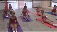 Learn the best class ballet beginner girls and stretch / Aula de alongamento para meninas inciantes