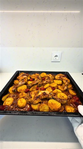 O famoso frango com batatas que anda a conquistar a internet! 🤤🍗🥔 Fácil, delicioso e de comer e chorar por mais! Receita completa nos comentários.