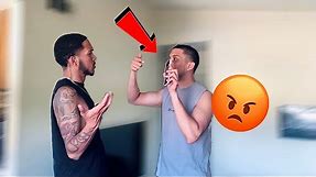 PUTTING ANOTHER GUY AS MY LOCKSCREEN PRANK ON BOYFRIEND!! **He Gets Heated**