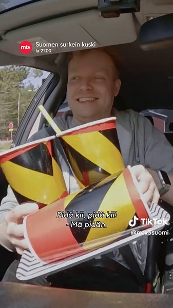 Pysyisikö sulla juomat paremmin käsissä? 🥤😅 Kostea drive-in-tehtävä pistää kuskien tarkkaavaisuuden ja koordinaation koetukselle 🚗 Lisäksi luvassa kiireinen parkkihalli, monta muuttujaa ja Suomen surkeimmat kuskit ratissa – voiko tästä seurata muuta kuin kaaosta? 😱 🚧 Suomen surkein kuski la 21.00 MTV3:lla 🔴 Uusi jakso nyt maksutta MTV Katsomossa 🔴 Tilaa MTV Katsomo ja katso jaksot viikon ennakkoon #suomensurkeinkuski #mtv3suomi #mtvkatsomo @mtvkatsomo