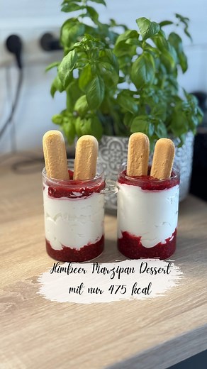 Himbeer Marzipan Dessert mit nur 475 kcal 🫐🍮🐰 Zutaten: 200g TK Himbeeren 500g Magerquark 6g Chunky Flavour* 250g Creme Fine 15% (aufschlagen) 4 Löffelbisquit ohne Zucker (gibt’s bei Edeka) *Mit Code LE“ gibts maximalen Rabatt bei @morenutrition.de 🌸Werbung Nährwerte pro Stück: 475 Kalorien 31,8g Kohlenhydrate 33,7g Eiweiß 20,2g Fett Gesamt 2 Portionen. Viel Spaß beim nachmachen.😋 #lisa_fitlife #himbeermarzipandessert #dessertfürdeinediät | »Lisa«