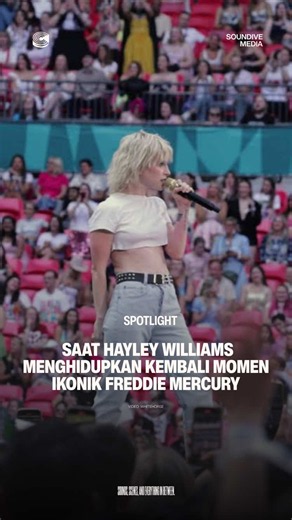 Wembley Stadium pernah menjadi saksi salah satu momen paling legendaris dalam sejarah musik. Pada Live Aid 1985, Freddie Mercury membuat puluhan ribu orang mengikuti vocal call-and-response “Ay-Oh” yang hingga hari ini masih dikenang sebagai salah satu interaksi panggung terbesar sepanjang masa. Hampir 40 tahun kemudian, Hayley Williams mencoba menghidupkan kembali momen itu. Saat tampil bersama Paramore sebagai pembuka Eras Tour Taylor Swift di Wembley, Hayley meminta bantuan penonton untuk mel