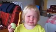 Kid eats raw onion like it was an apple😂