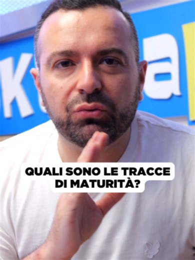 La prima prova di Maturità 2026 è andata e le tracce sono fuori. E dobbiamo darvi una brutta notizia: l’intelligenza artificiale, che tutti davate per scontata nei meme e nei pronostici della vigilia, è rimasta a casa. Al suo posto c'è un mix assurdo tra grandi ritorni, autori che probabilmente vi hanno fatto sgranare gli occhi e temi super profondi. Se avete scelto l'analisi del testo, vi siete trovati davanti la poesia di Cesare Pavese e la prosa di Vitaliano Brancati sulla memoria. Per i test