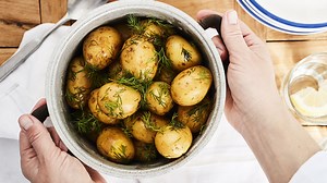 Uusien perunoiden keittäminen: kylmään vai kiehuvaan veteen?