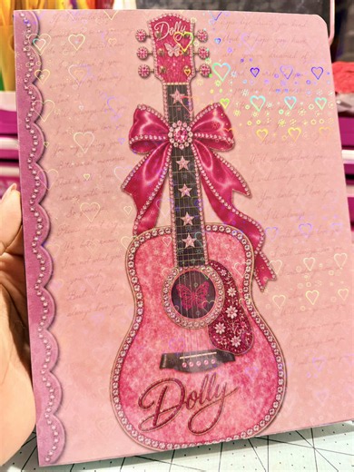 A tribute made with love for the legendary Dolly Parton. 🩷🦋🎸 This was created to honor her beautiful life, unforgettable music, and the words that touched so many hearts. Featuring a guitar surrounded by the lyrics that will forever remind us of her incredible gift to the world. Some voices become part of our memories, our stories, and our hearts—and Dolly’s will always be one of them. 🌸✨ “And I will always love you…” 🎶 A little keepsake made in remembrance of a true country music icon. For