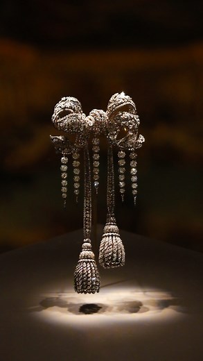 💎 2634 diamants !!! En 2008, la Société des Amis du Louvre a pu faire revenir des États-Unis un joyau provenant de la Couronne de France : un somptueux noeud de diamants réalisé par le joaillier François Kramer pour l’impératrice Eugénie en 1855. Avec ses 2634 diamants — dont 2438 brillants pour un total de 140 carats — et son incroyable souplesse, ce ruban noué orné de deux glands évoque les modes du XVIIIe siècle tout en incarnant l’éclat du Second Empire. Ce bijou a pu être acquis et offert