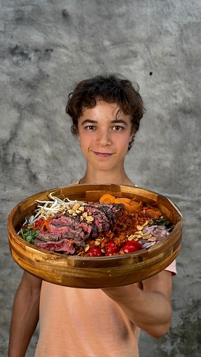 Sepp van Dijk | The Twisted Chef on Instagram: "Thai beef salad w/ crunchy rice | recipe below It isn’t the most authentic Thai salad, but it is damn tasty! A juicy skirt steak with the perfect balanced dressing and lightly spicy rice with a crunch!! Recipe: Ingredients: - 600 gr Sirloin of flank steak - 500 gr cherry tomatoes - 3 shallots - 1 bunch cilantro - 1 bunch mint - 8 small/medium cucumbers - 2 carrots - Peanuts Crispy rice - 400 gr jasmine rice - 6 tbsp Thai red curry paste - Splash fi