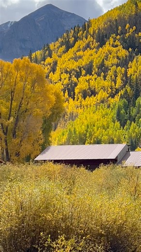 The San Miguel River begins here in the San Juan Mountains, in the region of Telluride. It’s formed by snowmelt that runs down from the high peaks and feeds the valley below. In autumn, the trees turn yellow because they stop producing chlorophyll, the green pigment of summer. When that happens, the natural colors underneath appear gold, yellow and orange transforming the whole landscape. And through every season, the river continues its journey. | JeanTrip