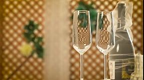 Personalized Wedding Champagne Flutes for Bride and Groom - Set of 2, 7 oz, 2 Designs - Champagne Glasses for Engagement with Your Names and Date - D1