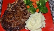 cena rica y muy barata - ribeye steak with mashed potatoes and steamed vegetables
