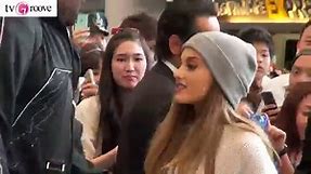 ARIANA GRANDE Welcomed by Japanese Fans At Airport! アリアナ・グランデが来日！空港でファンサービス♪
