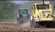 Russischer K700 A & John Deere Traktor pflügen - Russian Tractor plowing