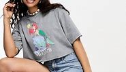 Miss Selfridge – Kurzärmliges, kurzes „Little Mermaid“-T-Shirt in Grau mit Distressed-Optik und Acid-Waschung | ASOS
