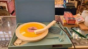Emerson Vintage Portable Record player...sounds great! #vinylrecords #recordplayer @rascalsalvagevintage @sams_general @waverlys__place @cowabungalow8 @pinkladyliquidation @ironboundvtg | Valley Vintage