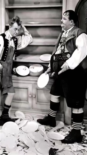 Laurel and Hardy in ‘Helpmates’ (1932) #laurelandhardy #stanlaurel #old | Laurel and Hardy 2 in 1