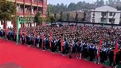 La punizione drastica in Cina: l'impiegato della scuola distrugge i cellulari degli alunni