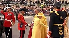 Arrivée de la reine Elizabeth II au mariage du prince William et de Kate Middleton @ Youtube / The R