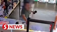 Man turns aggressive at handphone shop