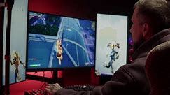 BARCELONA, SPANIEN, 28. FEBRUAR 2024. Mann Gamer spielen in Fortnite beliebte Video-Spiel Nahaufnahme. Professioneller eSports-Gamer spielt Computerspiele auf seinem PC. Cyber-Gaming-Turnier