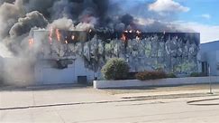 [Videos] Importante incendio en la planta de Vill-Cor, ubicada en el Parque Industrial