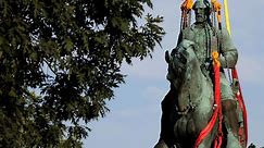 Charlottesville removes Confederate statues