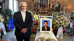 At Lionel Richie's tragic funeral, Kenny Rogers burst into tears after seeing him for the last time