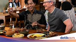Serunya Tim Cook, CEO Apple Saat Makan Sate dan Cicip Kopi Telur