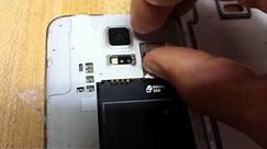 SAMSUNG GALAXY S5: HOW TO INSERT & REMOVE SD CARD