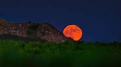 Full Moonrise with Lunar Red Flash While Crossing an Inversion Layer
