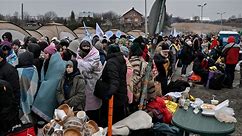 Thousands of Ukrainians flee to Poland