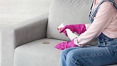 Fenomenalny sposób na pranie tapicerki meblowej. Jeden trik, a tapicerka będzie jak nowa. Jak wyczyścić kanapę domowymi sposobami?
