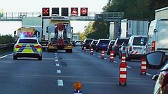A2 in Niedersachsen: Schwerer Unfall! Frau schleudert aus Wohnmobil – vier Verletzte